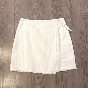 Fashion On Earth White Asymmetrical Lace-lined Mini Skirt